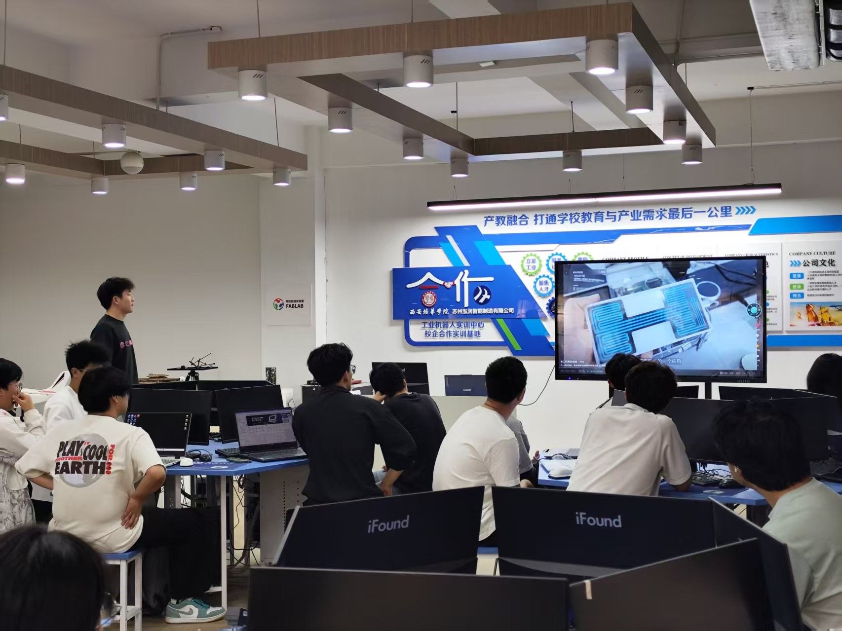 探前沿技術，拓創新視野——我校師生參觀上海慕尼黑電子展并舉辦前沿技術科普分享會